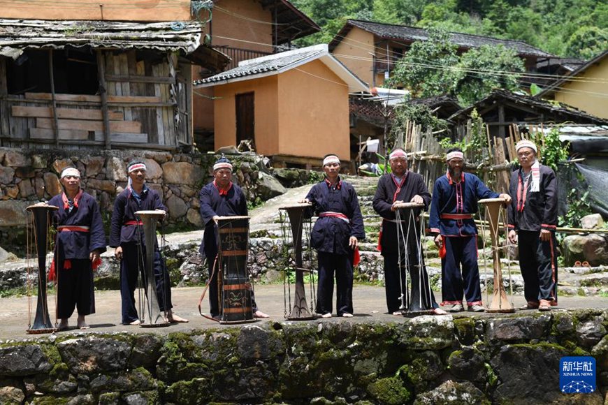 샤구천둔에서 사람들이 야오족 황니고춤을 선보인 후 함께 기념사진을 찍는다. [2018년 8월 1일 촬영/사진 출처: 신화사]