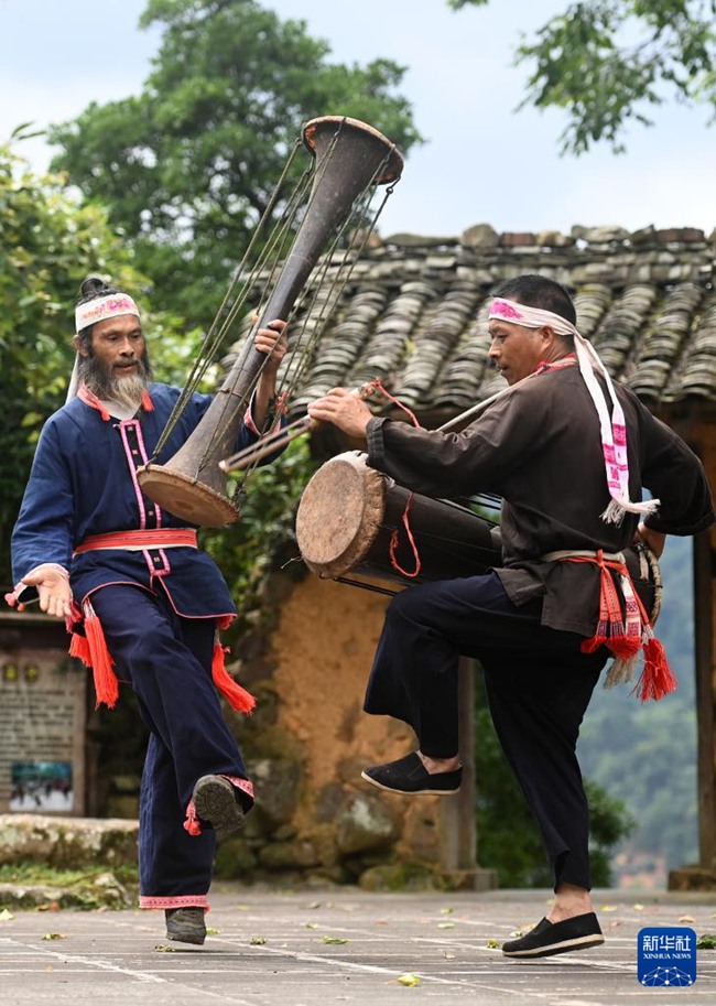 황니고춤 국가급 비물질문화유산 전승자 판진하이(왼쪽)와 진슈 야오족 황니고 제조기술 현급 비물질문화유산 전승자 판닝융이 황니고춤을 한다. [7월 10일 촬영/사진 출처: 신화사]