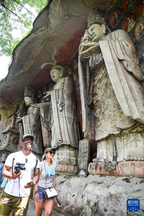 7월 19일, 외국인 관광객들이 충칭 다쭈(大足) 석각 관광지를 구경한다. [사진 출처: 신화사]
