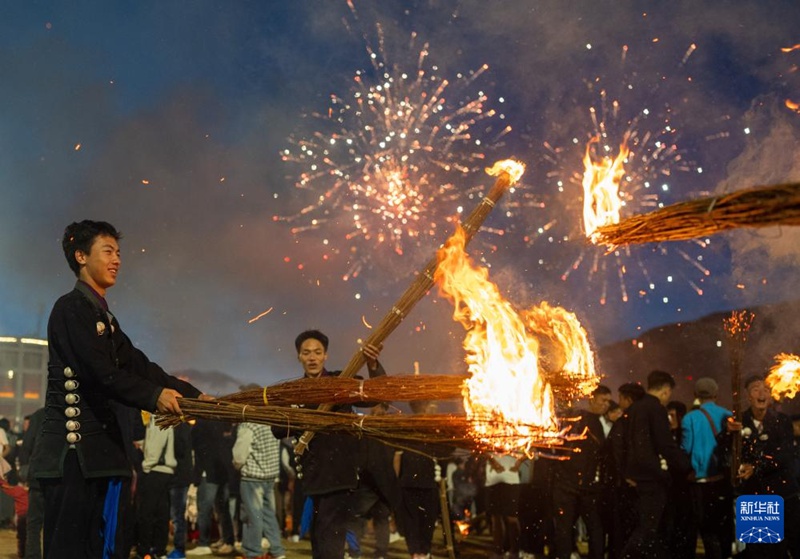 부퉈현 훠바광장에서 이족 사람들이 횃불에 불을 붙인다. [7월 24일 촬영/사진 출처: 신화사]