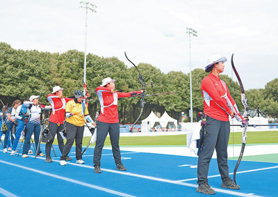 25일(현지 시간) 파리 앵발리드에서 열린 파리올림픽 양궁 여자 개인전 랭킹라운드에 출전한 리자만(오른쪽에서 첫 번째), 양샤오레이(오른쪽에서 두 번째), 안치쉬안(오른쪽에서 네 번째)이 과녁을 향해 활을 쏘고 있다.