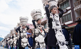 쓰촨 부퉈, 은장신구가 화려한 이족 전통의상 퍼레이드 개최