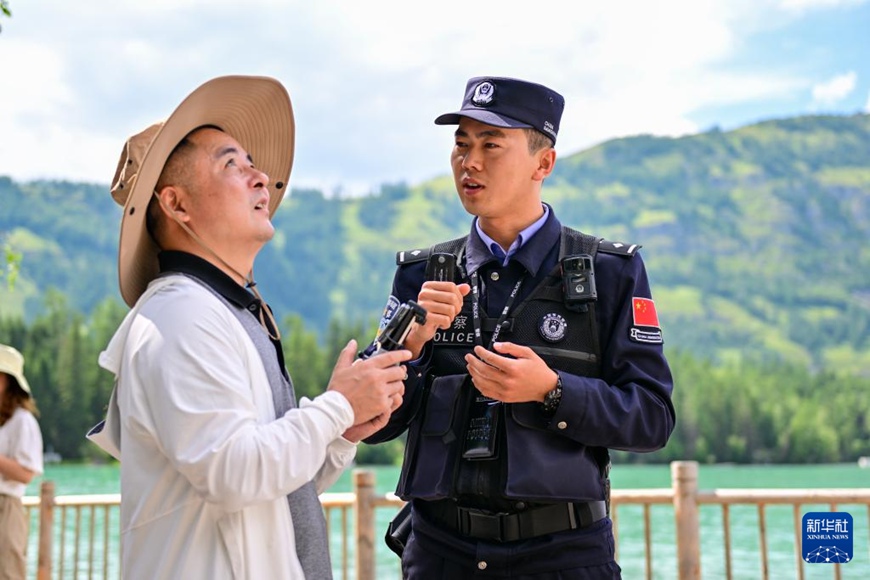 경찰이 관광객에게 드론 관련 신규 규칙을 설명한다. [7월 22일 촬영/사진 출처: 신화사]