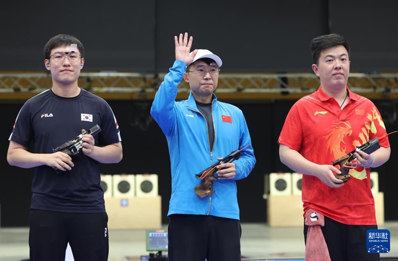 금메달의 리웨훙(중간) 선수, 은메달의 조영재(좌) 한국 선수, 동메달의 왕신제(王鑫杰) 중국 선수의 경기 후 모습 [8월 5일 촬영/사진 출처: 신화사]