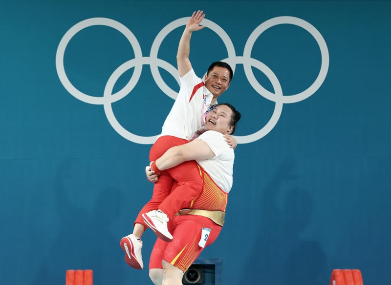 리원원(아래) 선수가 우메이진(吳美錦) 감독을 안고 승리를 기뻐한다. [8월 11일 촬영/사진 출처: 신화사]