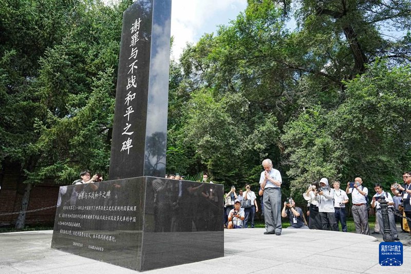 8월 13일, 시미즈 히데오 씨가 중국 침략 일본군 ‘사죄와 부전 평화의 비’ 앞에서 참회와 사죄를 하고 있다.