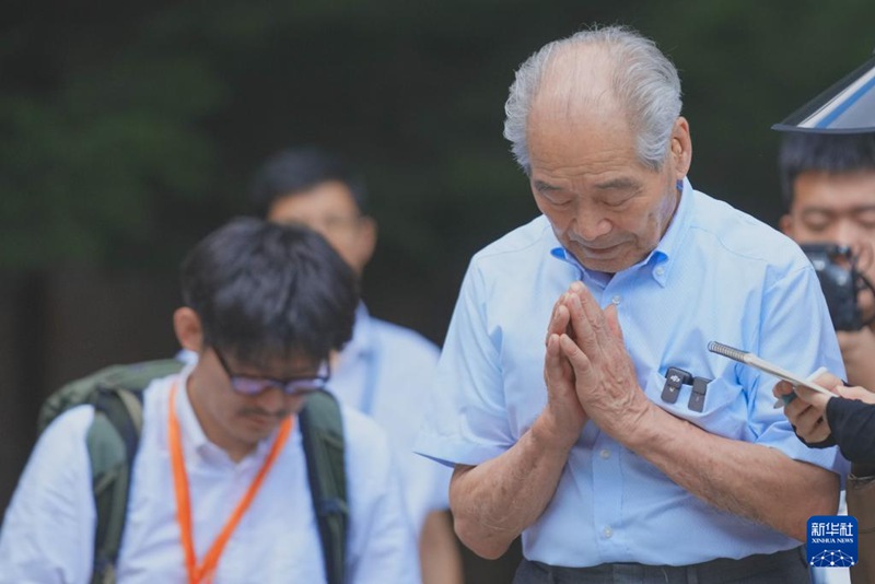 8월 13일, 시미즈 히데오 씨가 중국 침략 일본군 ‘사죄와 부전 평화의 비’ 앞에서 참회와 사죄를 하고 있다.