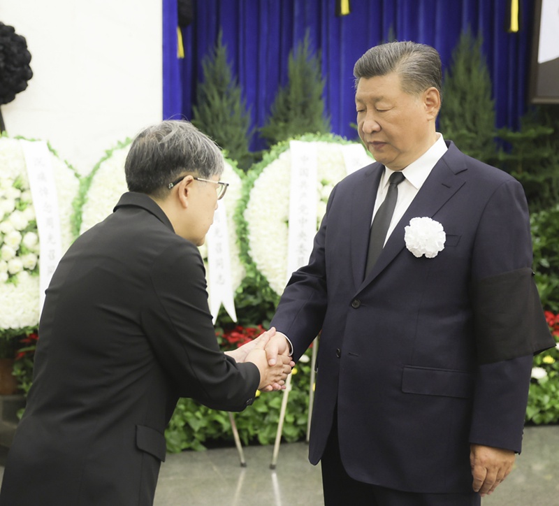 시진핑 주석이 유가족에게 깊은 위로의 뜻을 전하고 있다.