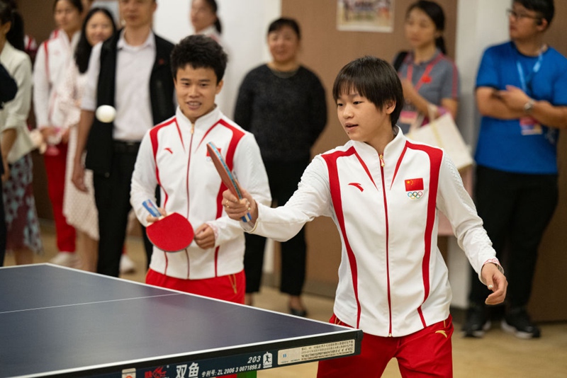 마카오 부녀연합회 러만 가족서비스센터에서 다이빙 선수 취안훙찬(全紅嬋·우)과 역도 선수 허우즈후이(侯志慧)가 탁구를 친다. [9월 2일 촬영/사진 출처: 신화사]