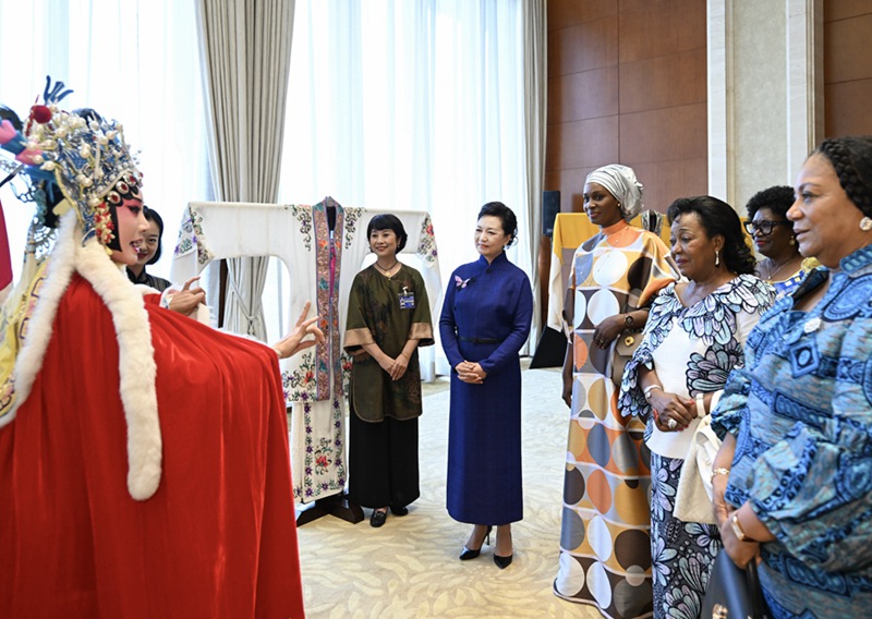 펑리위안 여사가 아프리카 귀빈들과 중국 전통문화와 여성교육 성과 전시를 둘러보고 있다.