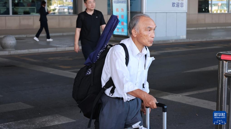 일본 민간 구술역사방문강연단 일원 구로이 아키오 씨가 창춘에 도착한 모습 [9월 12일 촬영/사진 제공: 신화사]