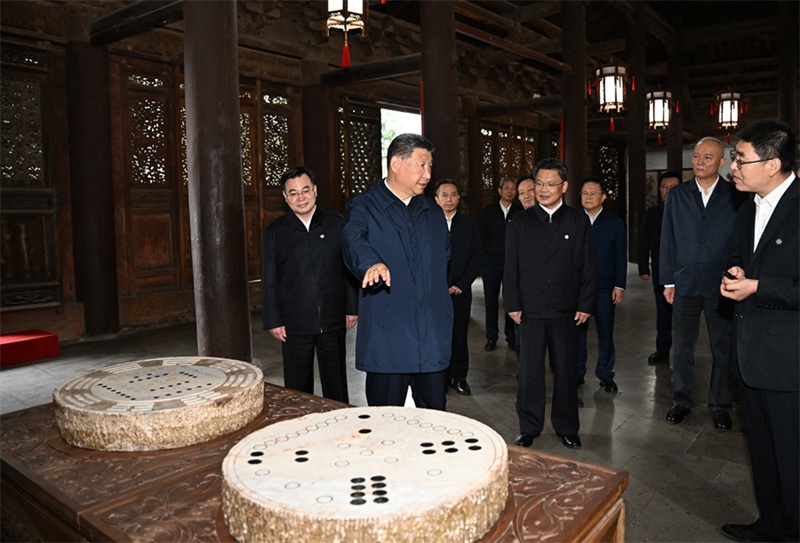 시진핑 주석이 10일 오후 톈수이시에서 전국중점문물보호기관인 복희묘를 둘러보고 있다.