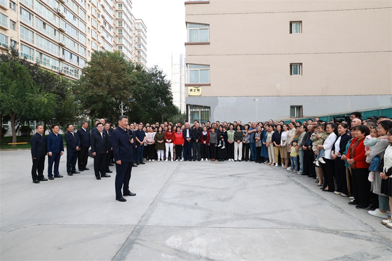 시진핑 주석이 11일 오후 란저우시 안닝구 짜오린시 지역사회 광장에서 주민들과 환담을 나누고 있다.