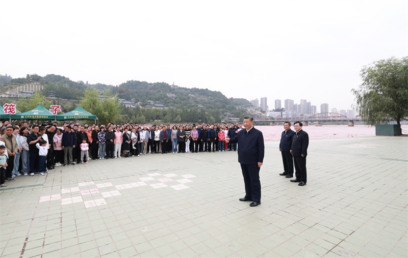 시진핑 주석이 11일 오후 황허강 란저우 중산교 구간을 시찰하면서 현장에 있는 간부 및 주민들과 환담을 나누고 있다.