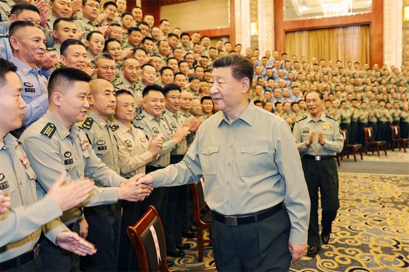 시진핑 주석이 12일 오전 란저우에서 현지 주둔 부대 장병 대표를 접견, 악수를 하고 있다. 시 주석은 당 중앙과 중앙군사위원회를 대표해 란저우 주둔 부대 모든 장병들에게 안부를 전했다.