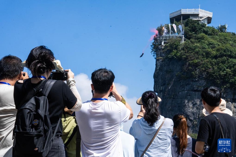 경기를 지켜보는 관중들 [9월 18일 촬영/사진 출처: 신화사]