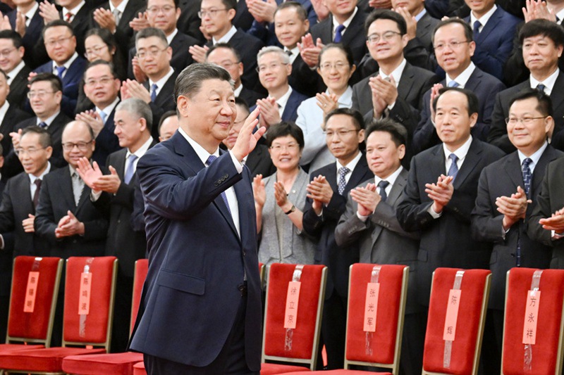 시진핑 등이 달 탐사 프로젝트 창어 6호 임무의 연구와 실험에 참여한 대표들을 접견하고 있다.