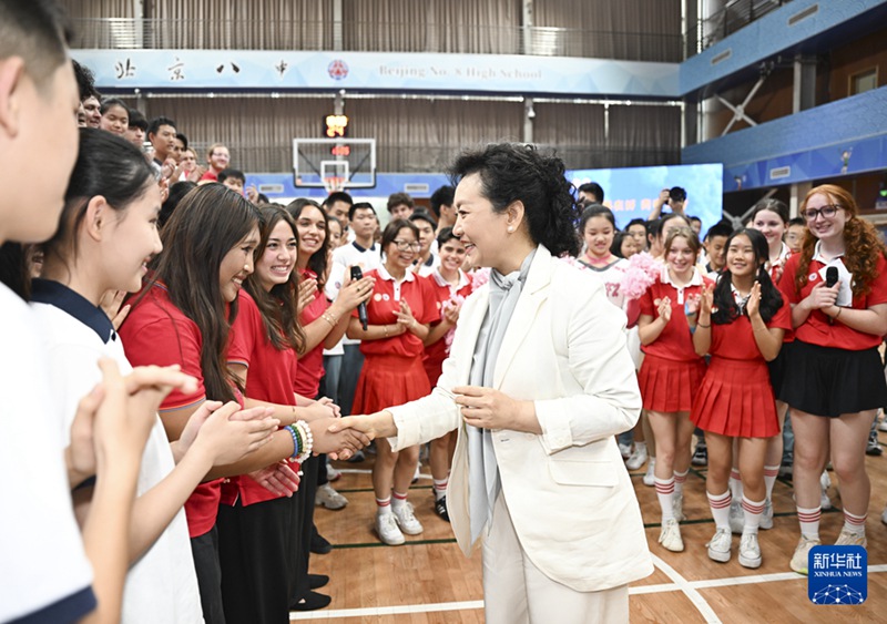 펑리위안 여사가 기념촬영이 끝난 후 학생들과 악수하며 작별인사를 나누고 있다.