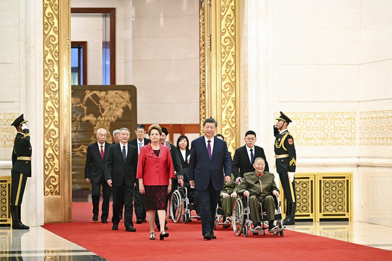 시진핑(習近平) 주석이 국가 훈장 및 국가 영예칭호 수상자와 함께 회의장에 들어서고 있다.