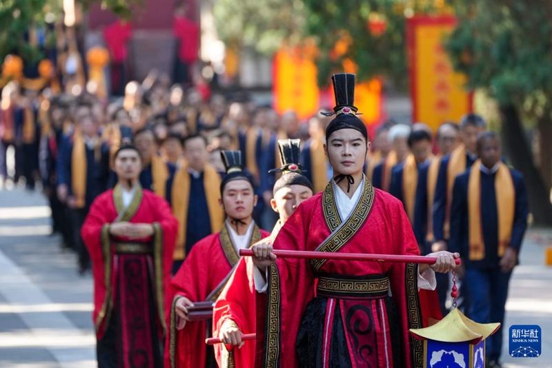 28일, 공연자들이 제사에 참석하는 내빈들을 취푸 공자묘로 안내하고 있다.