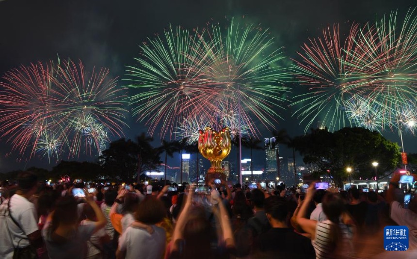 홍콩 국경절 불꽃축제가 빅토리아항에서 열린다. [10월 1일 촬영/사진 출처: 신화사]