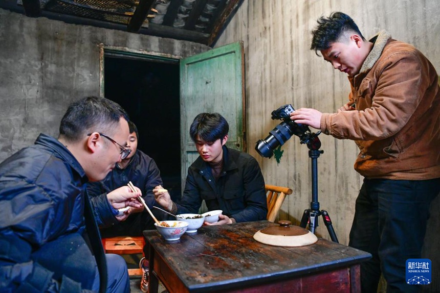 영상팀이 죽순닭 먹는 영상을 찍는다. [2023년 12월 11일 촬영/사진 출처: 신화사]