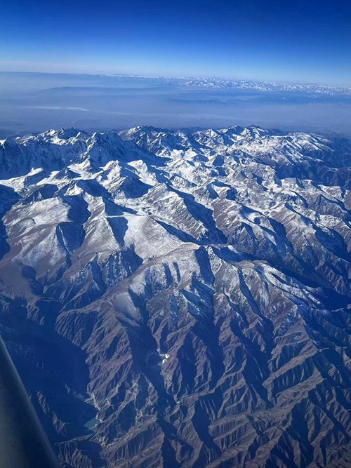 비행기에서 내려다 본 톈산산 산맥