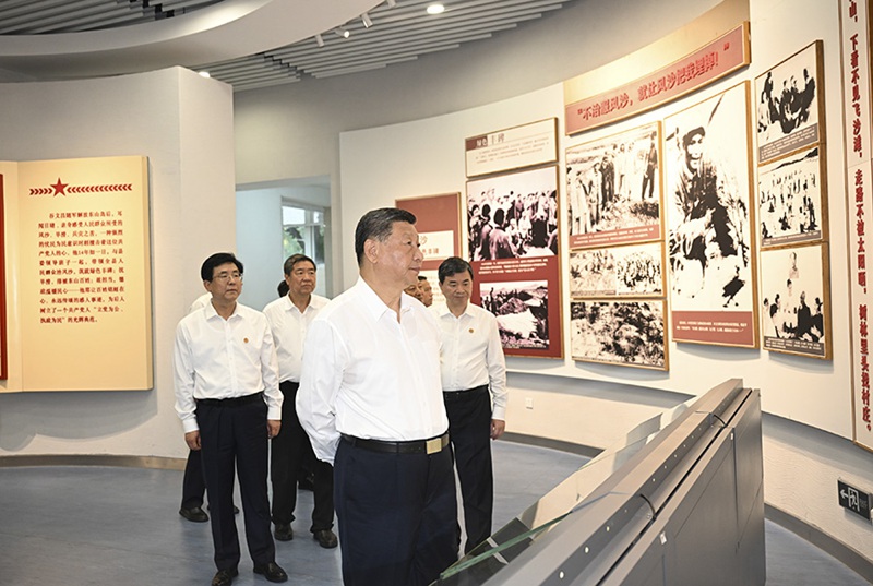 시진핑 주석이 15일 오후 장저우시 둥산현에 있는 구원창(谷文昌)기념관을 둘러보고 있다.