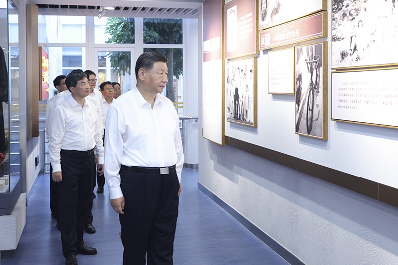 시진핑 주석이 15일 오후 장저우시 둥산현에 있는 구원창(谷文昌)기념관을 둘러보고 있다.