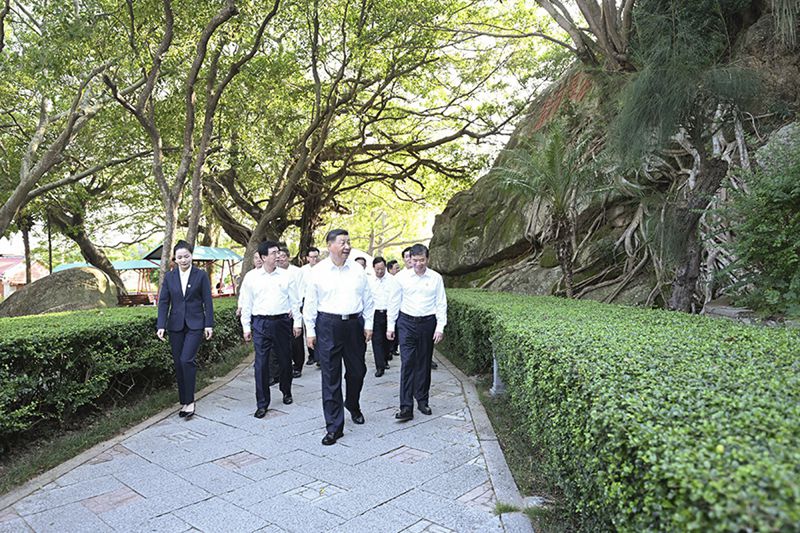 시진핑 주석이 15일 오후 장저우시 둥산현에 있는 관디(關帝∙관제: 관우)문화산업원을 둘러보고 있다.