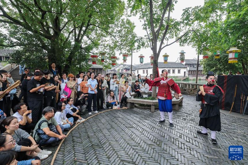 관광객들이 우전 거리에 펼쳐지는 퍼레이드 공연을 구경한다. [10월 17일 촬영/사진 출처: 신화사]