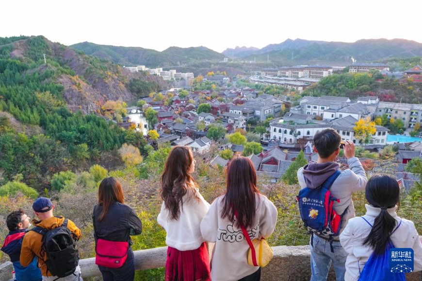 관광객들이 높은 곳에서 구베이수이전의 가을 풍경을 감상한다. [10월 19일 촬영/사진 출처: 신화사]