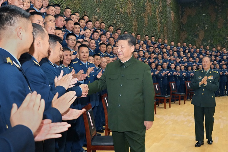 시진핑 주석이 공수부대 장병 대표들을 접견하고 있다.