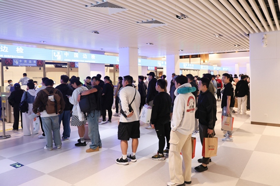 한국 관광객들이 출입국 수속을 진행 중이다. [사진 촬영: 천전황]