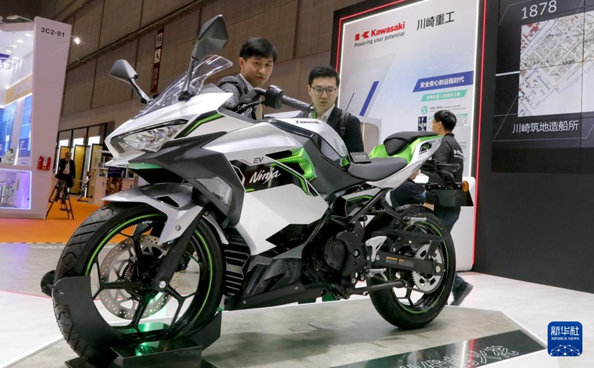 관계자가 가와사키(Kawasaki) 전시부스에서 전동 오토바이를 소개한다. 해당 상품은 CIIE에서 처음으로 공개되었다. [11월 6일 촬영/사진 출처: 신화사]