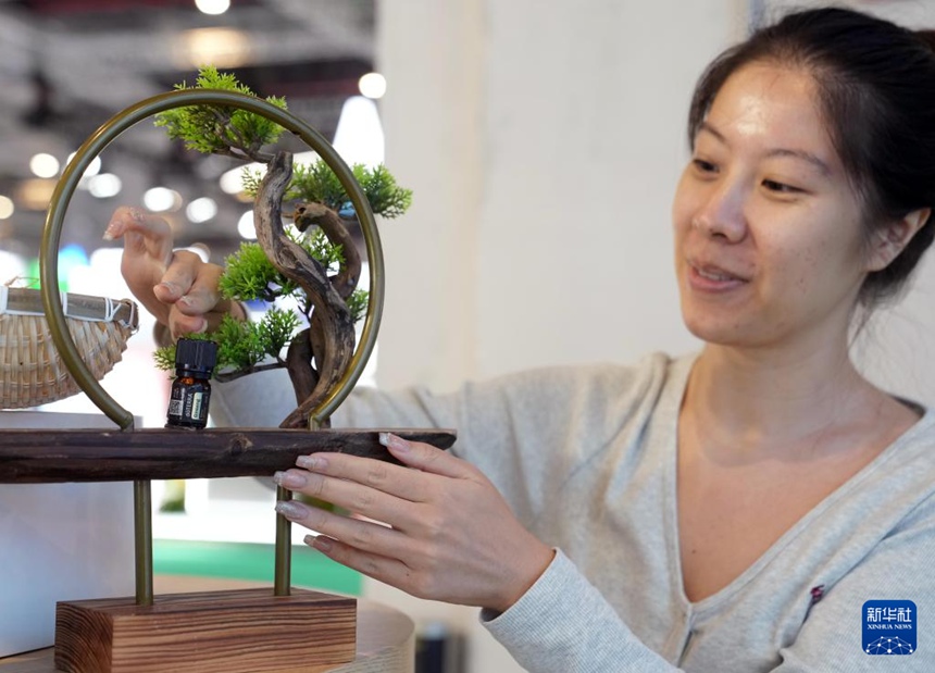 CIIE 의료기계와 의약보건전시장, 도테라(doterra) 전시부스 직원이 본 박람회를 통해 처음으로 런칭하는 인삼향 오일을 소개한다. [11월 5일 촬영/사진 출처: 신화사]