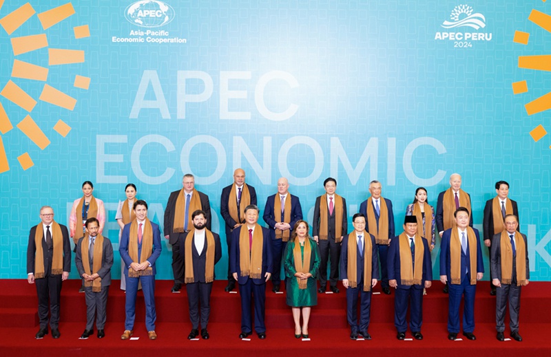 시진핑 주석이 APEC 회원국 정상∙대표들과 기념촬영을 하고 있다.