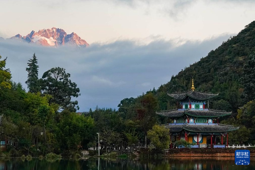 리장시 헤이룽탄(黑龍潭)공원에서 촬영한 위룽설산 ‘일조금산’(日照金山) 풍경 [11월 11일 촬영/사진 출처: 신화사]