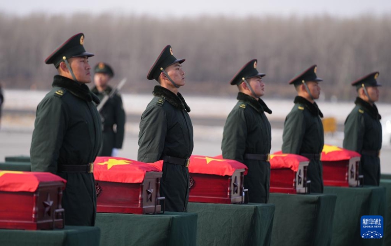 28일 선양 타오셴국제공항에서 의장대가 지원군 열사 유해가 안치된 봉안함을 특별기에서 봉안함 안치구역으로 호송하고 있다.