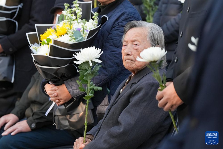 12월 1일 난징대학살 생존자 샤수친 씨가 행사에 참석해 있다. [사진 출처: 신화사]