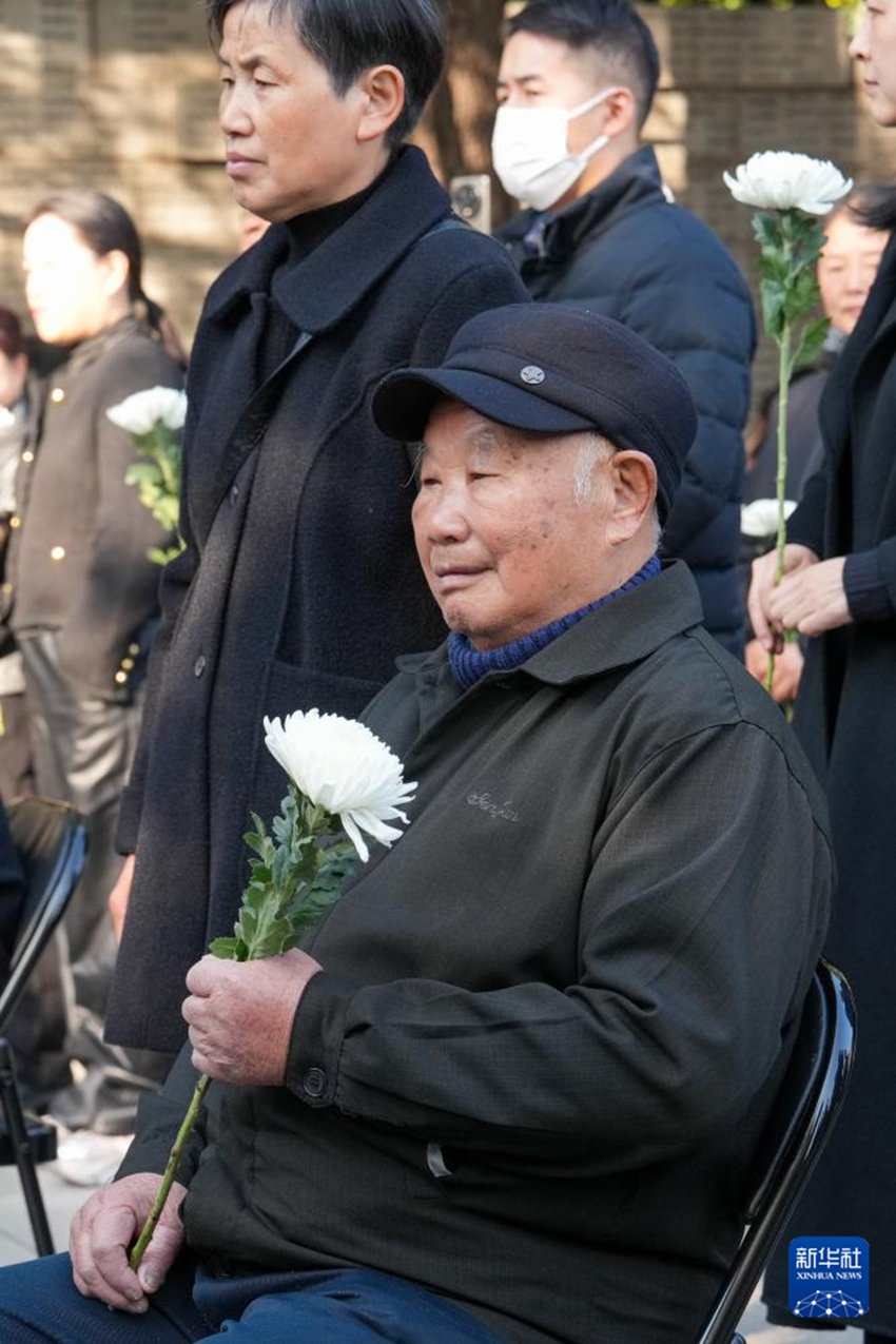 12월 1일 난징대학살 생존자 류민성 씨가 행사에 참석해 있다. [사진 출처: 신화사]