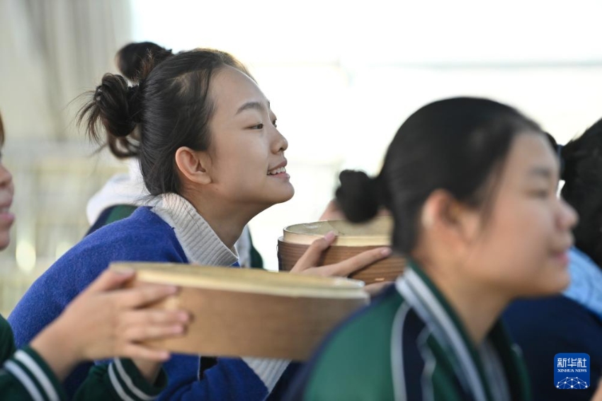 댄스팀 학생들이 리허설을 하고 있다. [11월 29일 촬영/사진 출처: 신화사]