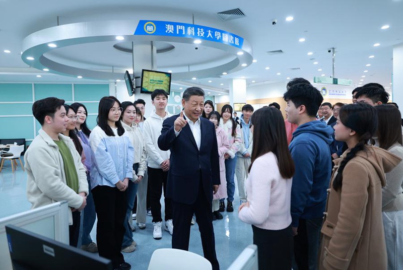 시진핑 주석이 학교 도서관에서 자료 검색 중인 학생들과 이야기를 나누고 있다.