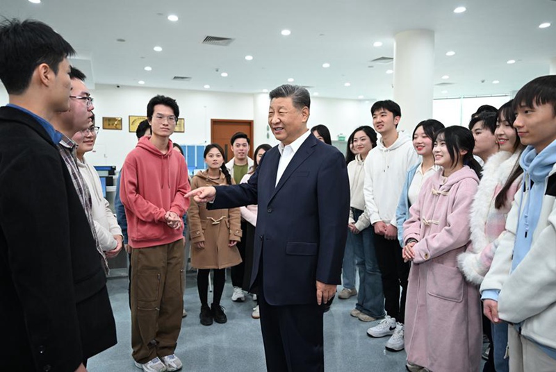 시진핑 주석이 학교 도서관에서 자료 검색 중인 학생들과 이야기를 나누고 있다.