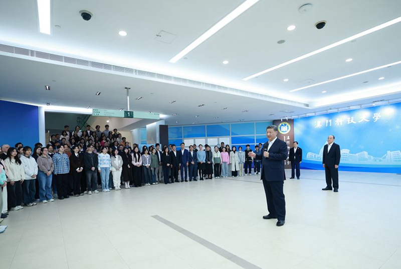 시진핑 주석이 학교 도서관 로비에서 연구진과 교직원 및 학생들과 이야기를 나누고 있다.