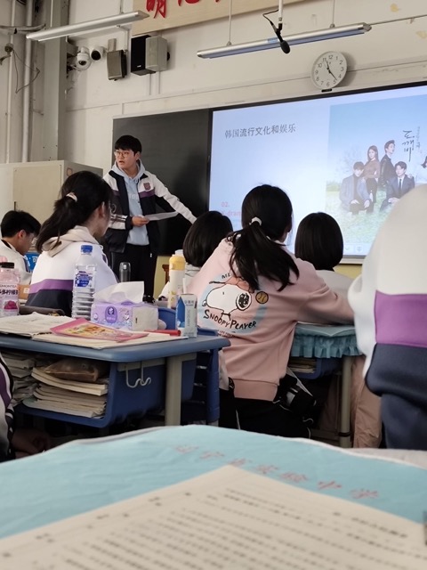 저자가 학교에서 '한국을 소개한다'라는 주제로 발표를 하고 있다. [사진 제공: 오시현]]