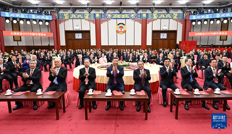 시진핑∙리창(李強)∙자오러지(趙樂際)∙왕후닝(王滬寧)∙차이치(蔡奇)∙딩쉐샹(丁薛祥)∙리시(李希)∙한정(韓正) 등 당과 국가 지도자들이 차담회에 참석해 공연을 관람했다.