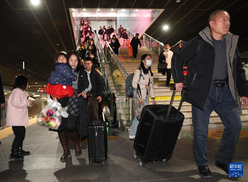 승객들이 선전베이역에서 출발하는 춘윈 첫 열차인 G834편에 탑승할 준비를 하고 있다. [1월 14일 촬영/사진 출처: 신화사]