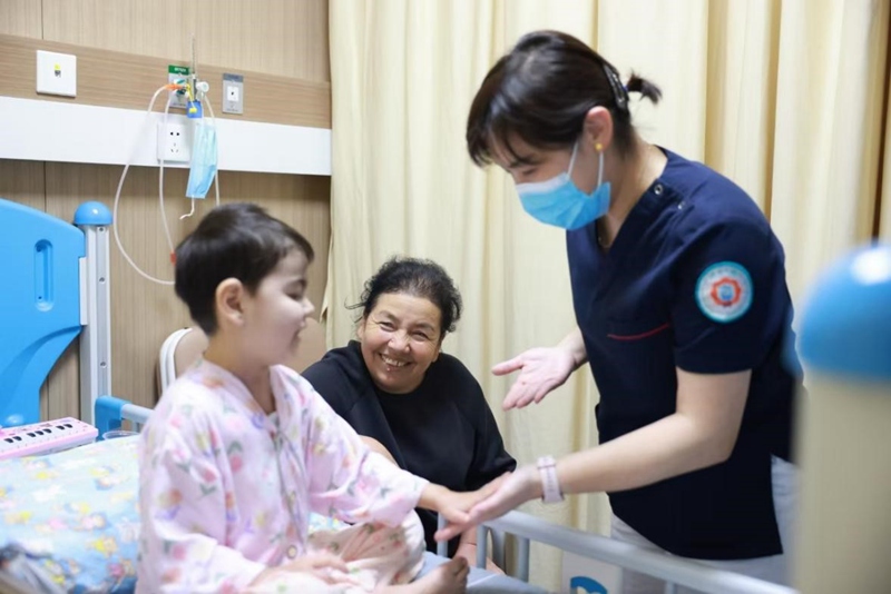 이이와 엄마(가운데), 수간호사 산자니(오른쪽)가 병실에 있다.