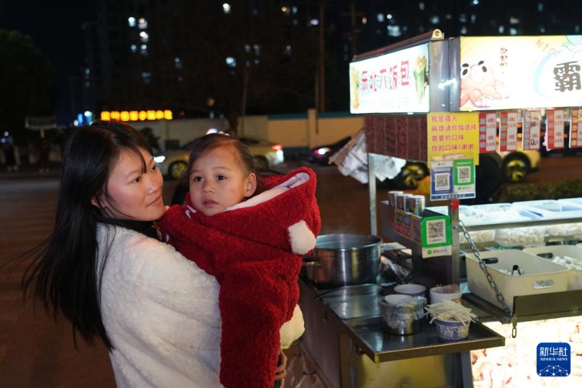 대학생 한 명이 판젠젠 딸아이를 돌본다. [1월 7일 촬영/사진 출처: 신화사]